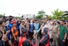 Warga Padati Gerbang Selatan Mamuju Sambut Gubernur Sulbar Suhardi Duka dan Bupati Mamuju Sutinah Suhardi