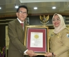 Wagub Sulbar Terima Penghargaan Sebagai Wanita Pemimpin Terbaik 2018